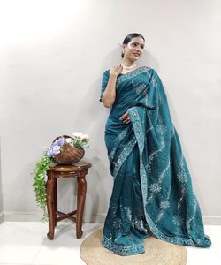 Susurros de Sari para bodas: revela la belleza de la Seda India: opciones tradicionales pero elegantes para cada novia, lujo asequible - Product Image 6