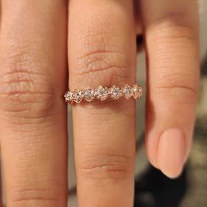 Bague de mariage ronde inspirée de la nature avec un design floral - Product Image 3