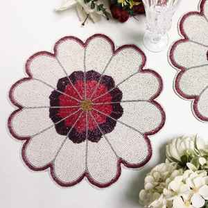 Ensemble de quatre sous-verres tendance, artisanat, broderie perlée, motif ananas, élégant, fantaisie, mignon, élégant, par Hiba Enterprises - Product Image 3