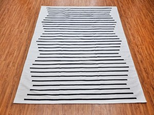 Tapis marocain en coton rayé fait à la main pour le salon, la chambre à coucher, la chambre d'enfant, blanc avec un design tufté antidérapant et lavable - Product Image 4