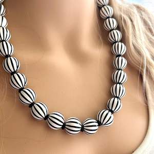 Noir blanc couleur perles chaîne perle pierre principale cadeau à la mode fait à la main meilleure qualité résine Lucite indien collier dames filles - Product Image 6