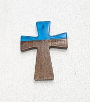 Pendentif en forme de croix en résine et bois