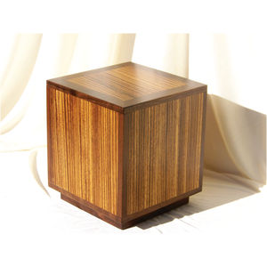 Urna Funeraria Geométrica de Nogal PWU 146 de Premium Prisma Designs con Incrustaciones de Arce, Caja Conmemorativa Moderna de Madera Maciza Facetada - Product Image 4