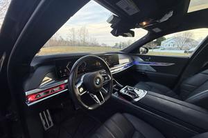 Voiture d'occasion haut de gamme 2023 BMW 760i xDrive 536 ch V8 biturbo - Product Image 4