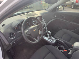 Chevrolet Cruze Limited 1LT Turbo FWD R19 automatique 4 portes berline sièges en cuir toit ouvrant panoramique régulateur de vitesse 1-25000 miles - Product Image 4