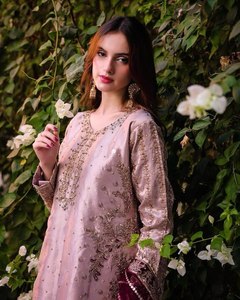 Ensemble de pantalons Kurti ethniques classiques et Dupatta Tissu de qualité supérieure fabriqué à la main Parfait pour les mariages, les festivals et les vêtements traditionnels de tous les jours - Product Image 4