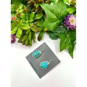 Pendientes Colgantes de Plata de Ley y Turquesa Kingman de Alta Calidad Hechos por Navajo con Diseño de Gota de Agua - Product Image 3