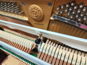 Piano droit KAWAI KL705 Premium Japonais en bois d'acajou rouge pour usage professionnel, son chaud et rond, style vintage - Product Image 6