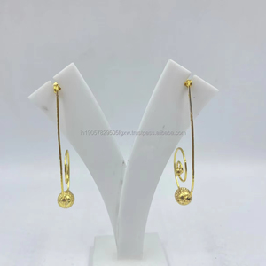 Boucles d'oreilles florales élégantes en plaqué or sterling avec pierre de perle Charme classique féminin pour mariage ou fête Cadeau - Product Image 1