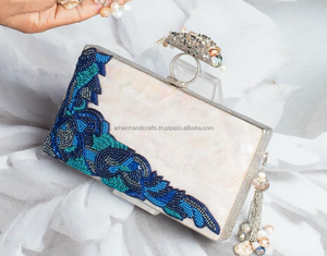 Superbe pochette de soirée unique en nacre pour femme avec motif de pierre et décorations de chaîne - Product Image 3