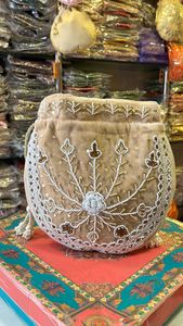 Bolsa Potli India Hecha a Mano de Metal, Bolsos Vintage de Latón Dorado y Plateado con Grabado a Mano, Bolsos Potli Dorados - Product Image 5