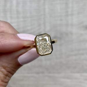 Anillo de Compromiso con Corte Radiante y Engaste de Bisel para Mujer en Oro Rosa - Product Image 2