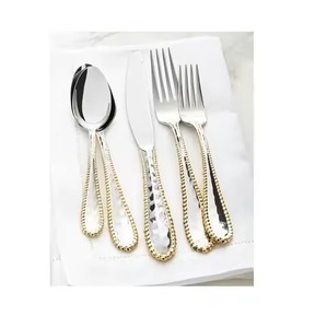 Juego de cubiertos de acero inoxidable diseñado con mangos delgados que ofrecen bordes suaves, durabilidad y un atractivo dorado brillante. - Product Image 5