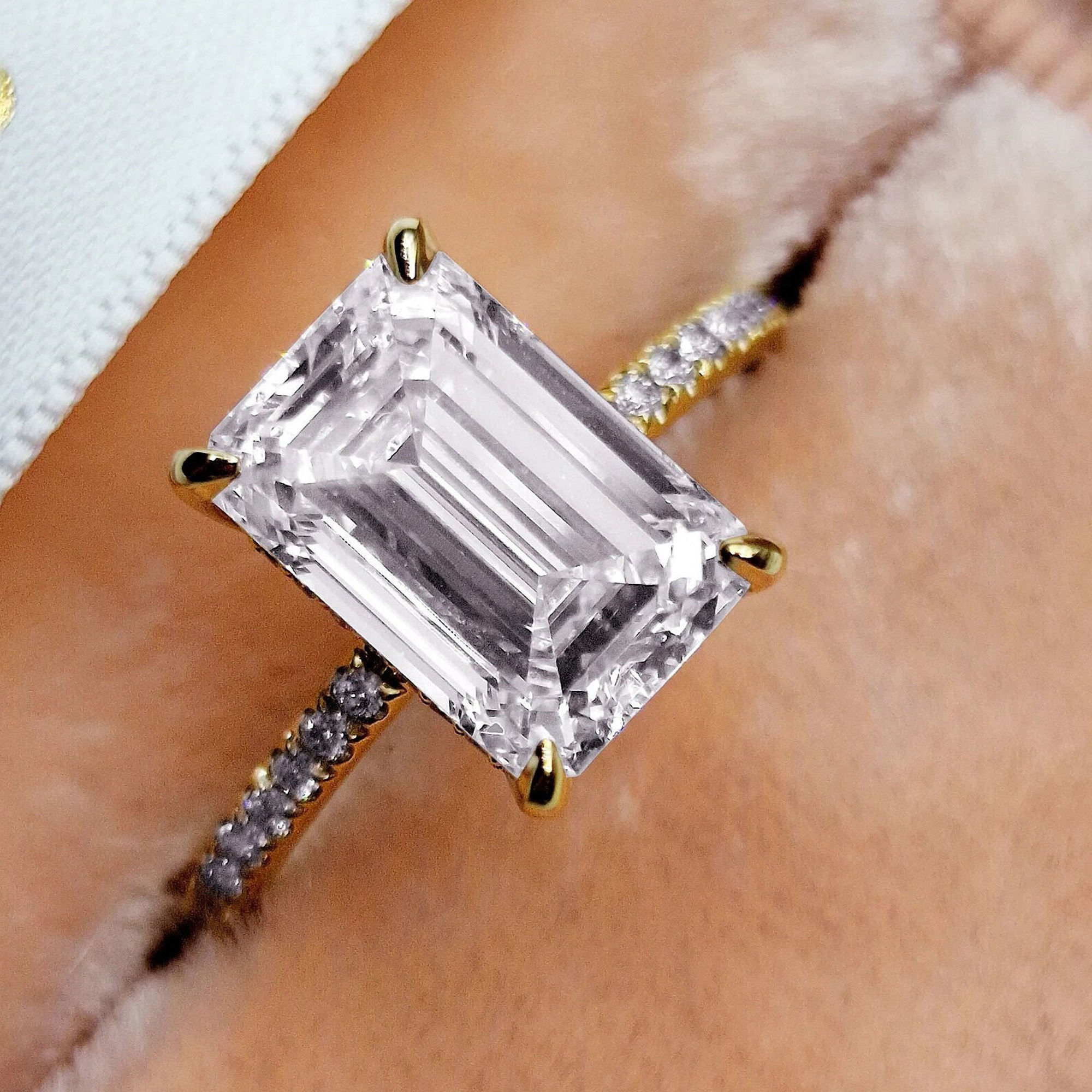 สีเหลืองทอง