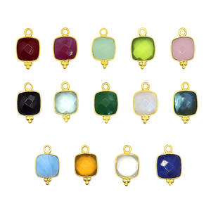 Pendentif artisanal en pierres précieuses mélangées, serti, pierre précieuse facettée, petit charme, style trois Rawa, bijoux - Product Image 1