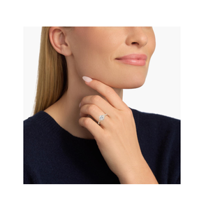 Anillo de compromiso vintage de alta calidad con hermosos diamantes de calidad de diseño de halo que irradian lujo y devoción atemporal - Product Image 4