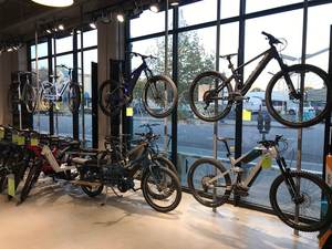 Vélo électrique à double moteur pour adultes, 5000W, batterie lithium amovible 70Ah, cadre en aluminium, frein à disque, tout-terrain, pneus larges de 24 pouces, 12 vitesses - Product Image 2