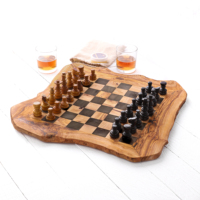 Jeu d'échecs de luxe artisanal en bois d'olivier, imitation antique sculptée, bords bruts, pièce unique, ArtisRaw, style méditerranéen vintage
