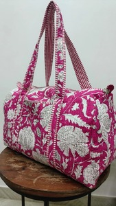 Bolsa de Lona Acolchada de Algodón con Estampado Artesanal - Bolsa de Hombro Casual de Lujo para Fin de Semana o Yoga |   Bolsa de Gimnasio de Gran Capacidad para Viajes - Product Image 3