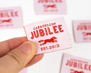 Etiquetas tejidas autoadhesivas en blanco y negro personalizadas con forma de logotipo personalizado para bolsos de ropa, zapatos, etiquetas de ropa plegables en el extremo de poliéster - Product Image 2