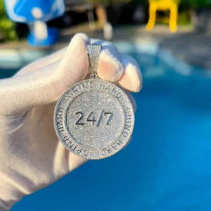 Colgante de Lujo Personalizado 24/7, Completamente Cubierto de Diamantes Moissanite Brillantes, Chapado en Oro sobre Plata de Ley, Joyería Hip Hop Premium - Product Image 2