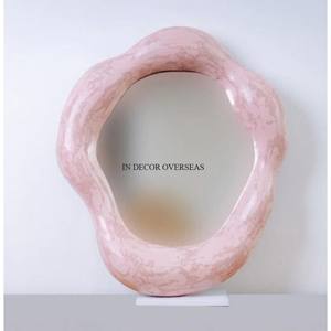 Miroir mural encadré de concepteur unique en métal de forme irrégulière enduit de poudre de couleur rose pour la décoration de salon de maison et d'hôtel - Product Image 1