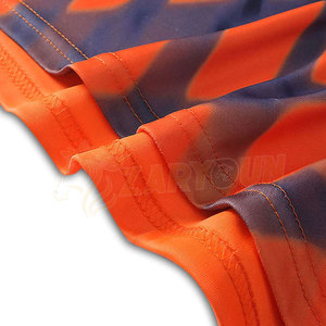 เสื้อยืดแขนสั้นสำหรับผู้ชายพิมพ์โลโก้แบบสีพื้นสไตล์สปอร์ต - Product Image 5