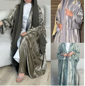 Elegante abaya de terciopelo metalizado en varios tonos modernos. Disponible a precios de mayoreo. - Product Image 1