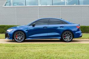 RS3 Turbo 2025 de 5 Cilindros, Tracción en las Cuatro Ruedas, Azul Metálico Ascari, Equipamiento de Alta Gama - Product Image 3