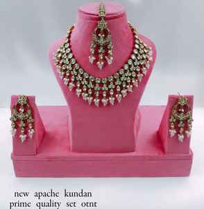 Collier ras du cou indien fantaisie traditionnel et à la mode couleur or Kundan perle boucles d'oreilles ensemble avec Mangtikka pour femmes et filles - Product Image 1