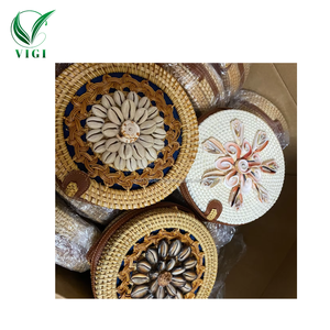 Descubre la bolsa de ratán Una opción sofisticada para fiestas vibrantes - Product Image 1