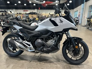 Offre de la marque Sharp : Moto d'aventure <span class=keywords><strong>Honda</strong></span> <span class=keywords><strong>NC750X</strong></span> DCT 2026 - Product Image 2