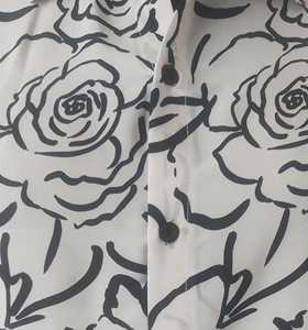 เสื้อเชิ้ตผู้ชายสีดำพิมพ์ลายดอกไม้ ผ้าโพลีเอสเตอร์ ทรงปกติ คอปกเสื้อ แขนสั้น ออกแบบมาเพื่อการสวมใส่แบบลำลอง - Product Image 5