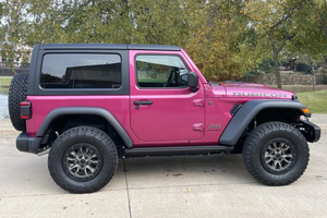 พร้อมขับขี่ - รถพวงมาลัยซ้ายมือสอง |   พวงมาลัยขวา |   240 ไมล์ รถจี๊ป แรงเลอร์ รุ่น รูบิคอน สองประตู ปี 2024 - Product Image 3