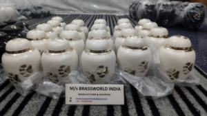 Urnes en métal pour animaux de compagnie en laiton personnalisées avec logo en gros Urnes de crémation pour cendres d'animaux de compagnie Urne de crémation pour animaux de compagnie par Brassworld India - Product Image 6