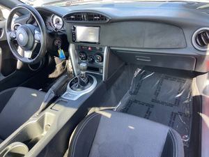 Toyota GR86 RWD 2019 avec sièges en cuir à moteur turbo intérieur foncé R18 pneus usagés et prêts à être expédiés - Product Image 4