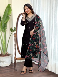 Diseñador indio tradicional Salwar Kameez nuevo bordado pesado de moda Material viscosa precio razonable fabricación india - Product Image 3