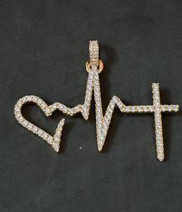 Colgante de Cruz con Latido de Corazón en Acabado Dorado, Completamente Engastado con Moissanita VVS, Joyería Hip Hop - Product Image 4
