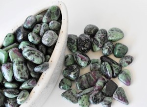 Piedras de Zoisita Rubí Pulimentadas a Mano al por Mayor para Múltiples Usos, Diseño Excelente, Piedra de Cristal Pulida a Mano - Product Image 2