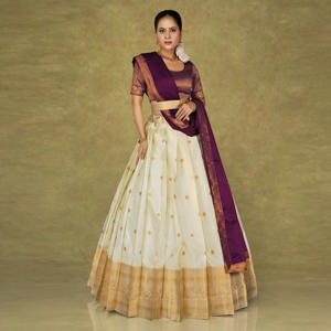 ชุดเลเฮนกาโชลีผ้าไหมบานาราซี พร้อมกระโปรงลายทอ ผ้าคลุมไหล่แบบจับจีบสีตัดกัน ตกแต่งขอบแบบดั้งเดิม เหมาะสำหรับงานเทศกาล - Product Image 2