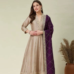 Costume Anarkali traditionnel brodé avec pantalon et dupatta assortis - Product Image 1