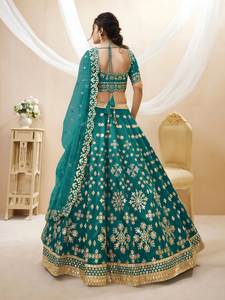 Ensemble Lehenga Bollywood en soie artificielle polyester vert émeraude avec broderie dorée en fil de zari, chemisier assorti et dupatta en filet pour les occasions de fête - Product Image 4