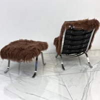 Fauteuil lounge design mid-century haut de gamme fait main et capitonné, Arne Norell Ari, avec ottoman en peau de mouton de Mongolie couleur chocolat