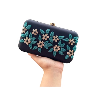 Bolso de Mano Bordado Floral Hecho a Mano de Primera Calidad, Elegante y Festivo, Precio de Mayoreo desde India - Product Image 1