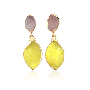 Vente en gros de bijoux tendances quartz rose naturel brut avec sucre druzy boucles d'oreilles à double pierre en laiton plaqué or - Product Image 1
