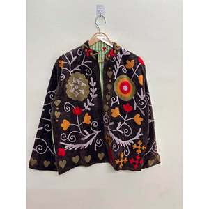 Veste réversible en satin et velours marron expresso avec broderies Anar Baagh Suzani aux motifs fleurs de marigold et rubis, produit fini - Product Image 2
