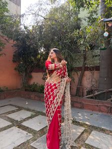 Sari de seda Fandy de diseño para fiestas con bordado de espejos auténticos y ribete de encaje, con pieza de blusa de seda Fandy sin coser. - Product Image 2