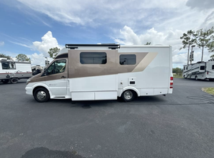 Prix réduit pour un camping-car de luxe R_e_g_e_ncy U_ltraa Brougham 25MB d'occasion de 2019 - Bon état, climatisation, cuisine - Product Image 5