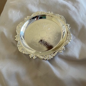 Placa de cargador en relieve de plata vintage con borde floral, Decoración de mesa elegante para fiestas de boda, comedor festivo y decoración del hogar - Product Image 2