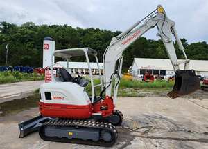 Mini-excavatrice Takeuchi TB320, machine agricole et de construction, à vendre - Product Image 4